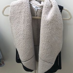 Sherpa / black leather vest